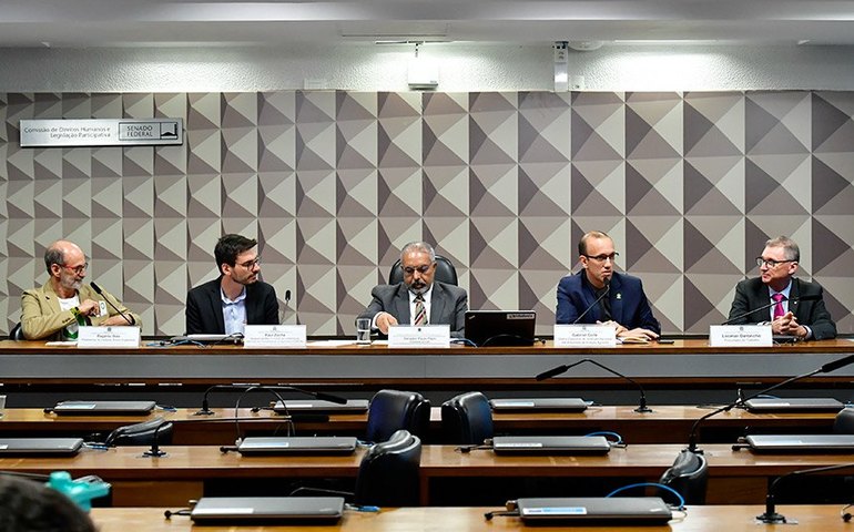 Pulverização aérea de agrotóxico pode causar doenças e até matar, dizem debatedores