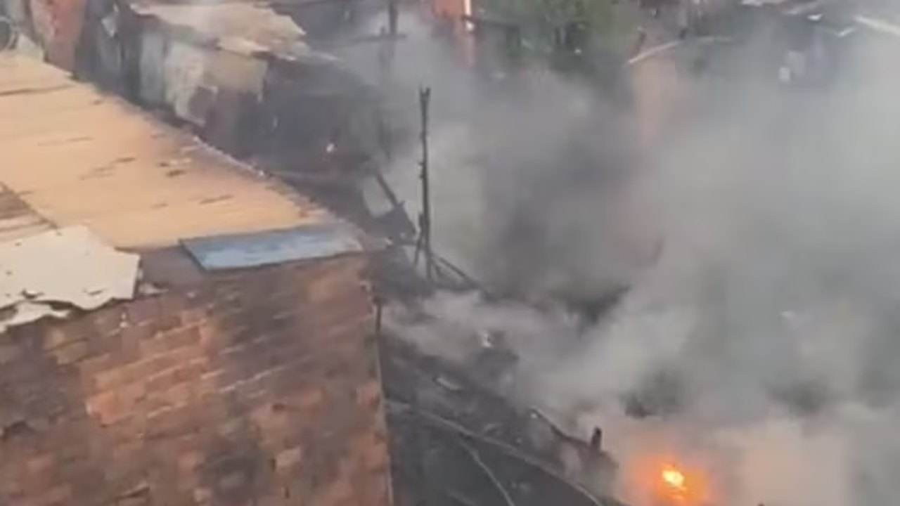 Incêndio de grandes proporções atinge comunidade na zona leste de SP