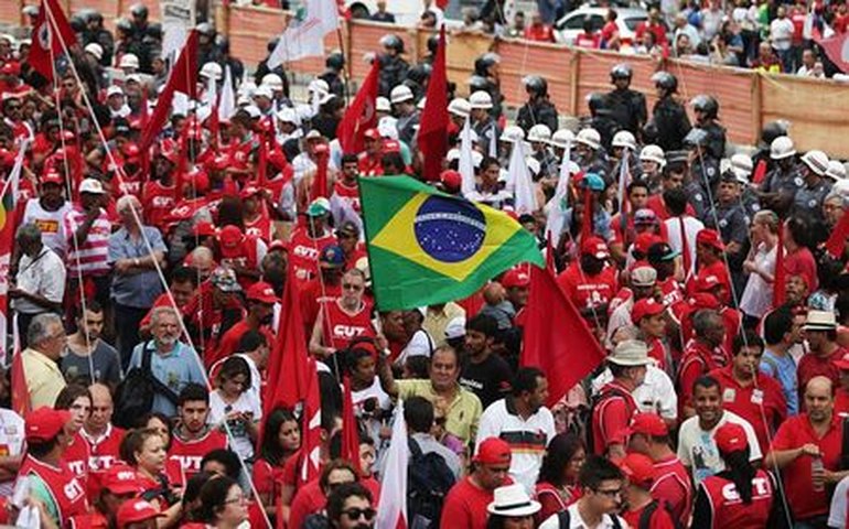 Movimentos sociais fazem manifestação em apoio à Petrobras e reforma política