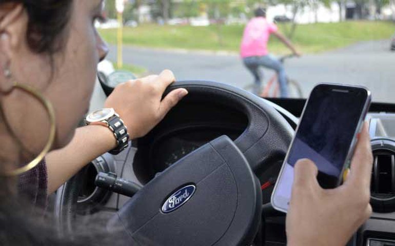 Usar celular no trânsito pode ser tão perigoso quanto beber e dirigir