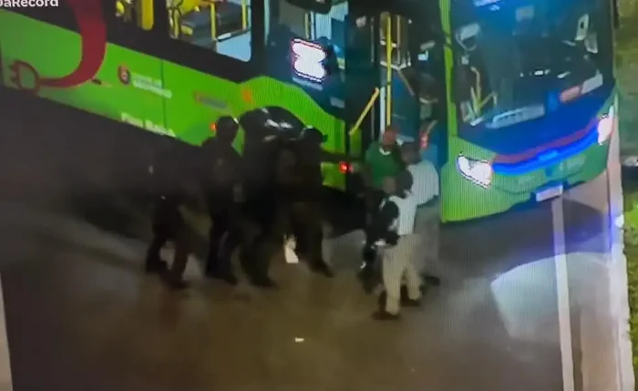 A ação acabou por volta das 20h, com o motorista resgatado e o sequestrador, preso A ação acabou por volta das 20h, com o motorista resgatado e o sequestrador, preso