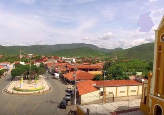 Com prefeito foragido, Choró revoga licitação de R$ 10 mi para 'festividades'