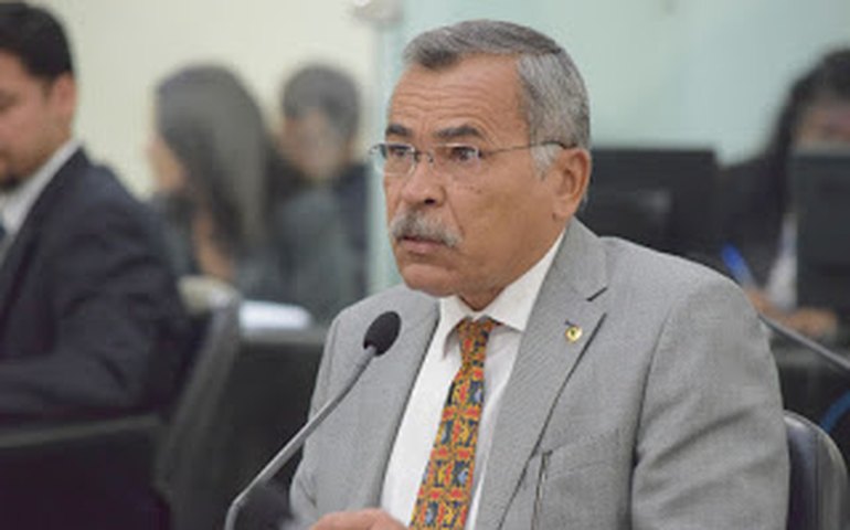 Tarcizo Freire questiona na ALE exigências para condutores de “cinquentinhas”