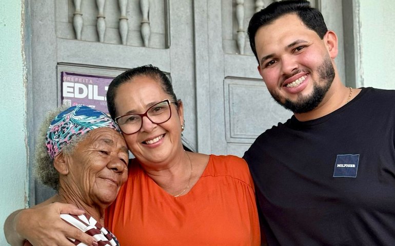 Secretaria da Juventude distribui cestas básicas para famílias carentes e chocolates para crianças em Lagoa da Canoa