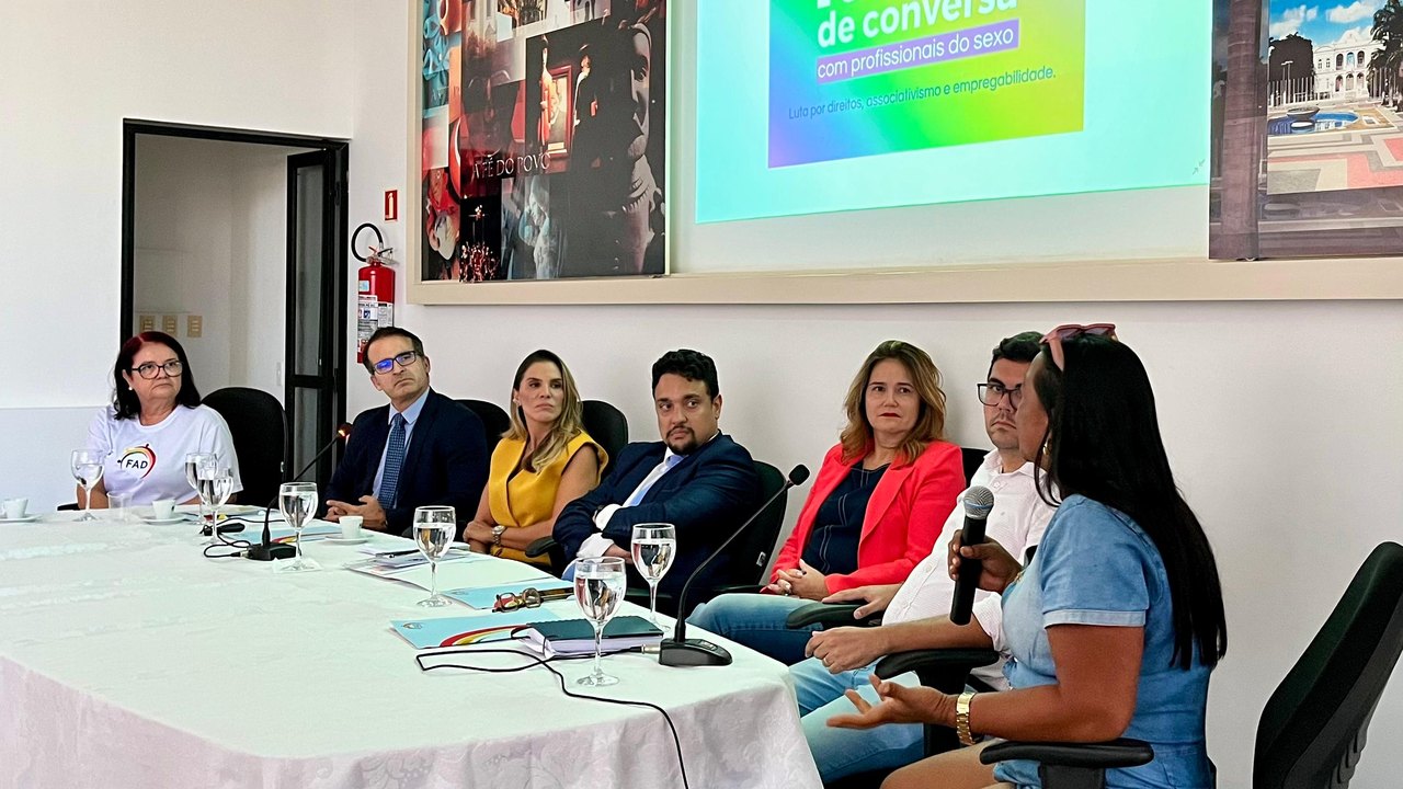 Ministérios Públicos e DPE promovem bate-papo com profissionais sexuais para indução de políticas públicas