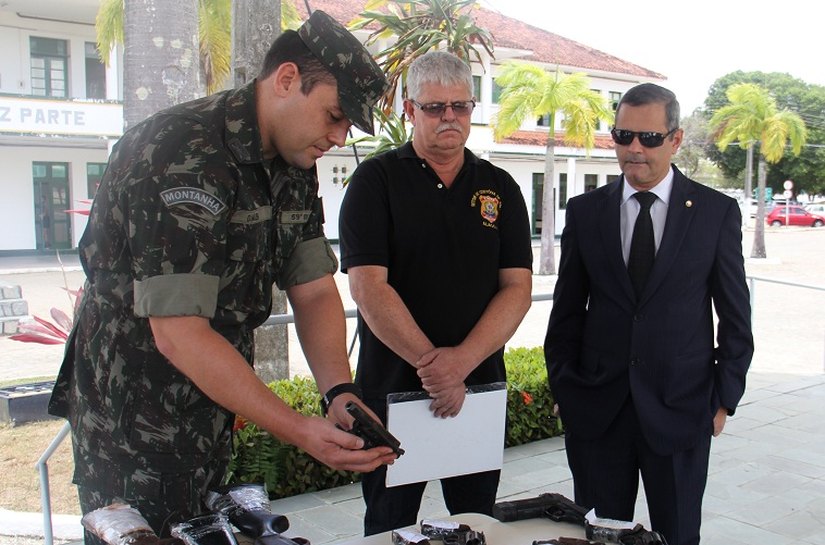 Judiciário alagoano entrega 200 armas para serem destruídas pelo Exército