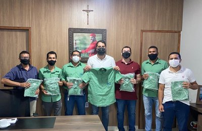Prefeitura de Santana do Mundaú entrega mais fardamentos e equipamentos para servidores 