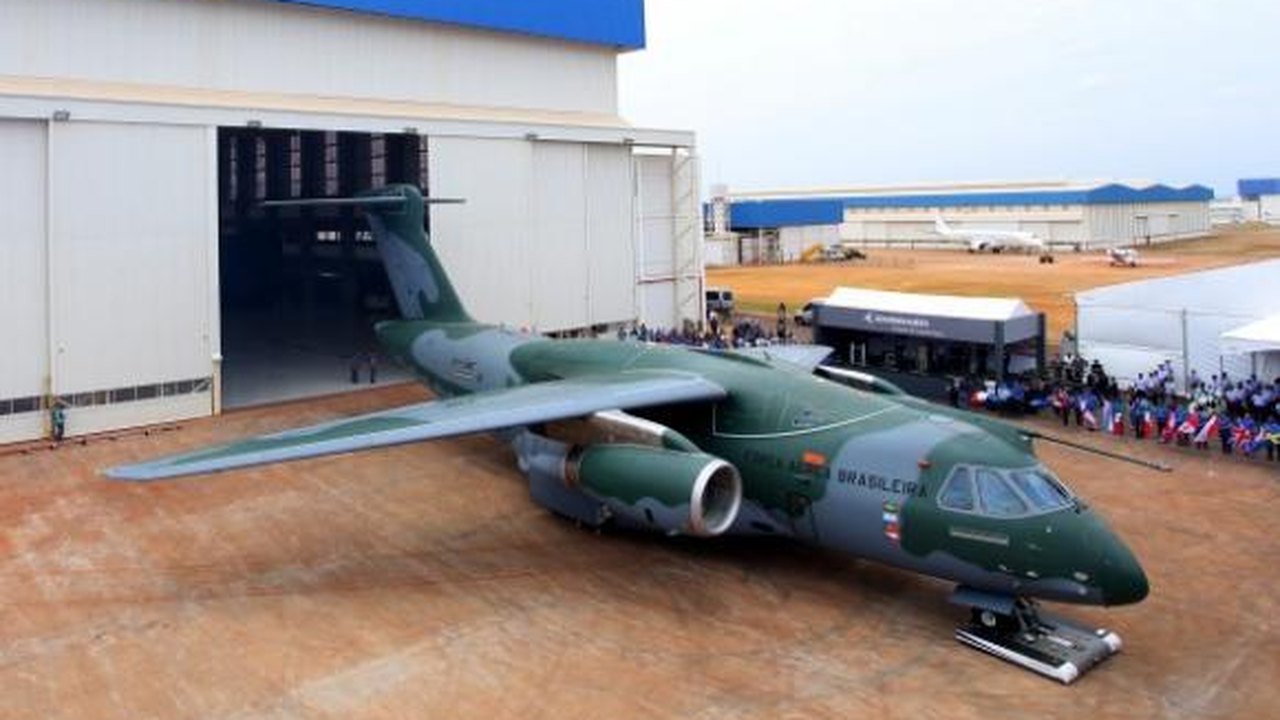 Embraer e FAB lançam protótipo de avião para transporte milita