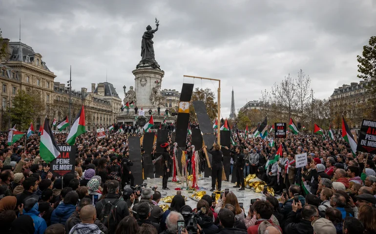 Manifestantes simulam enforcamento em Paris em protesto contra lei israelense