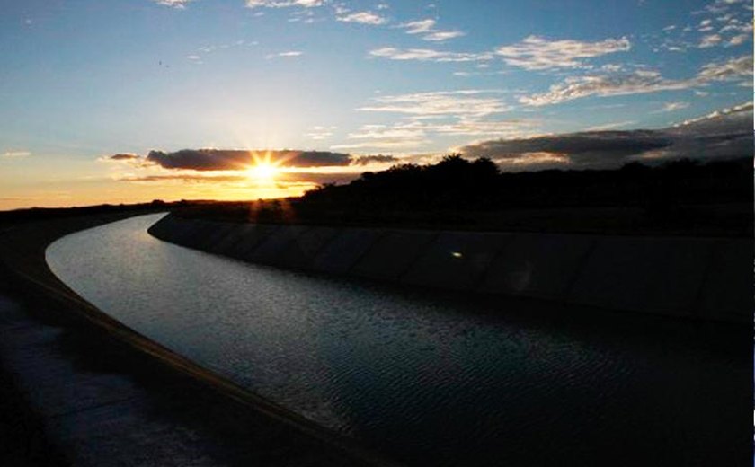 Estado debate com movimentos sociais uso da água do Canal do Sertão