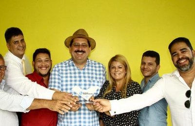 Prefeito Gilberto Gonçalves comemora prêmio Prefeito Empreendedor
