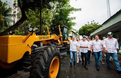 Governador e ministros entregam 30 máquinas agrícolas para municípios alagoanos