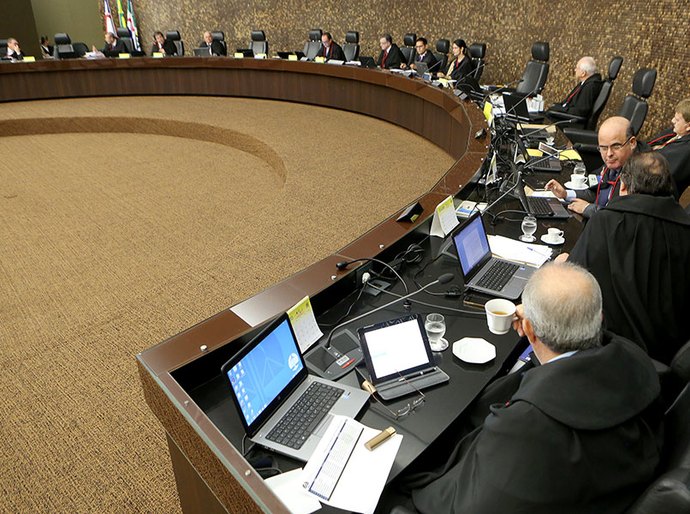 Pedido de vista adia julgamento cível de promotor condenado por estupro