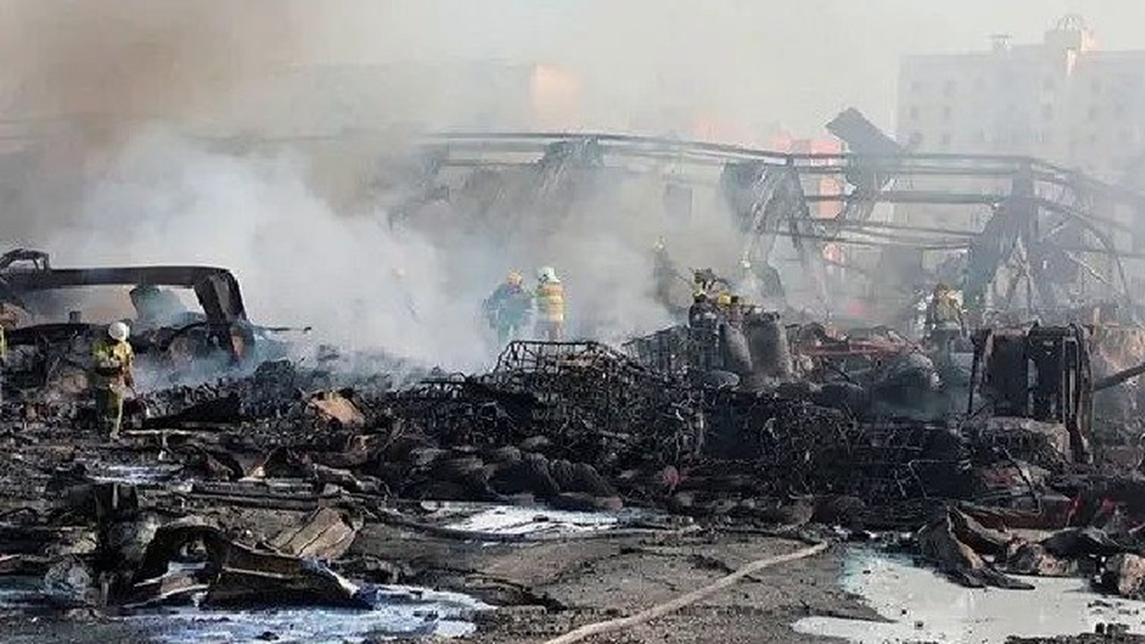 Uzbequistão: Incêndio causado por explosão perto de aeroporto mata um e fere 163