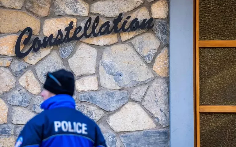 Vídeo inédito mostra início de incêndio em boate que deixou 41 mortos na Suíça