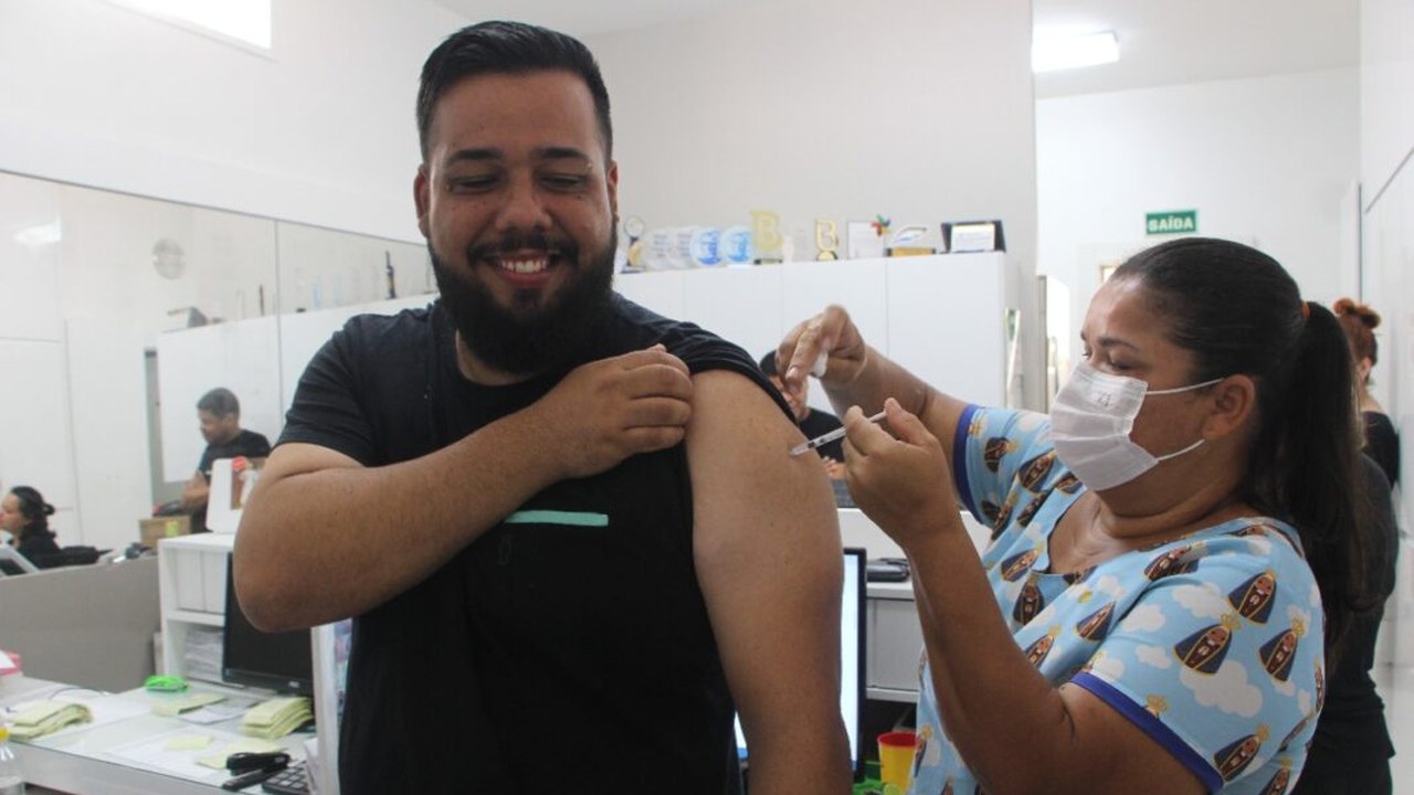 Secretaria de Saúde de Penedo aplicou mais de mil doses de vacina contra Covid e Influenza em 10 dias