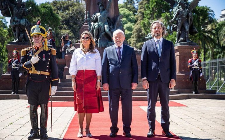 Na Argentina, Lula participa de entrega de flores em monumento de San Martin