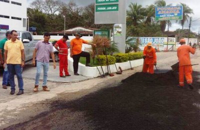 Prefeito Celino Rocha acompanha início da recuperação da estrada que liga Anadia a Boca da Mata 