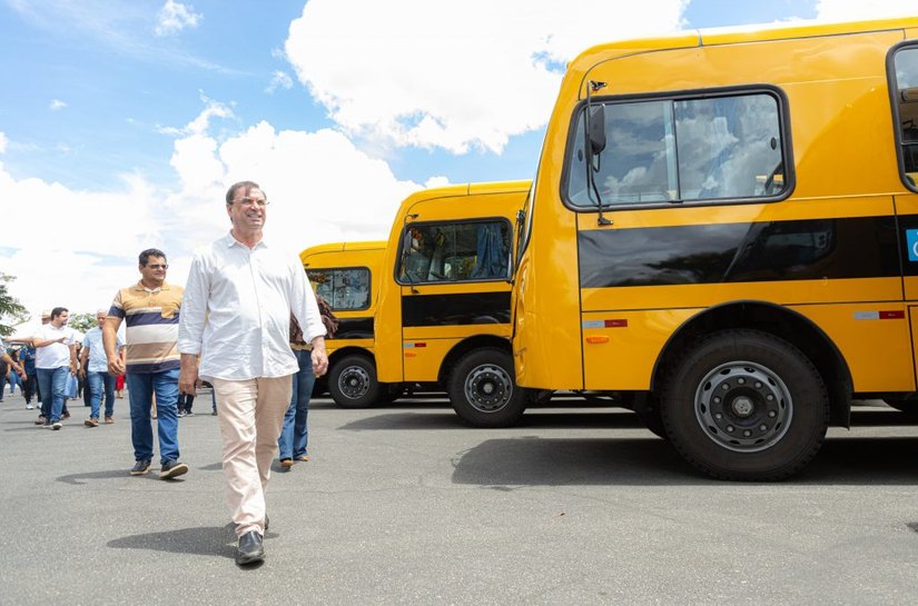 Prefeito Luciano entrega 15 novos ônibus e amplia acesso à educação nas comunidades mais afastadas de Arapiraca
