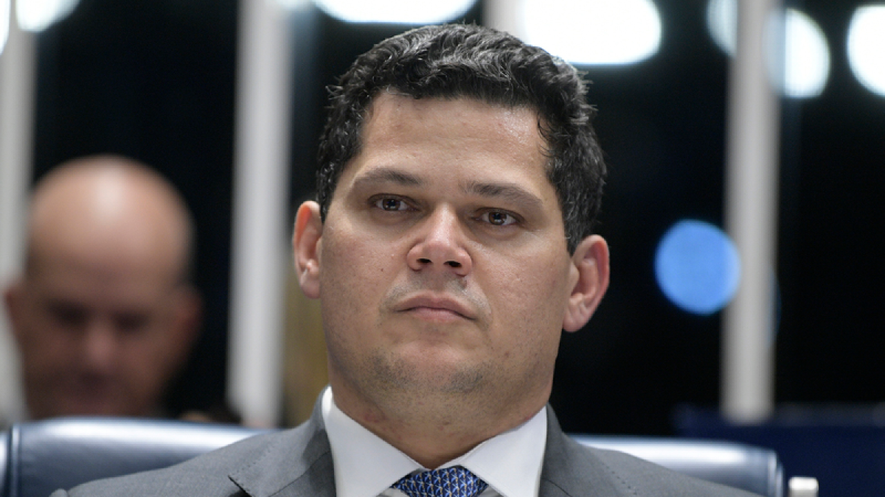 Alcolumbre promete analisar indicação de Messias ao STF conforme prerrogativas do Senado