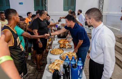 Acolhidos da Casa de Ranquines recebem visita do vice-prefeito Rodrigo Cunha