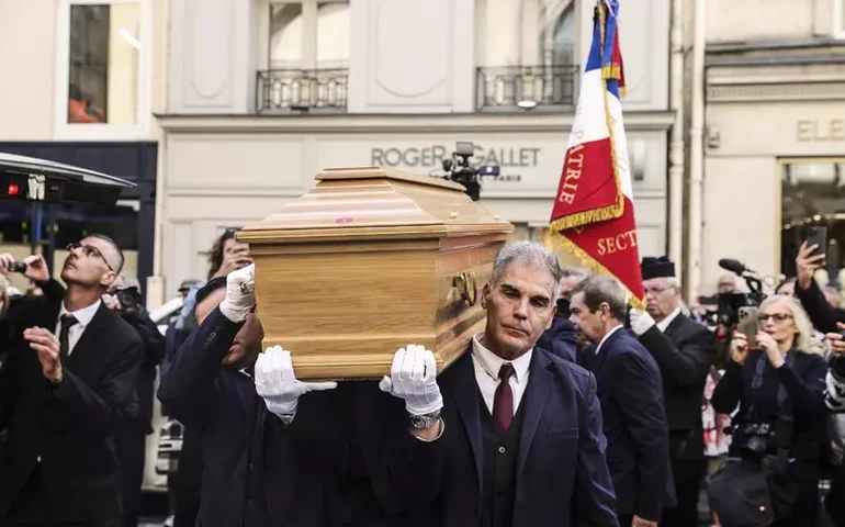 Multidão se despede de Claudia Cardinale em funeral em Paris