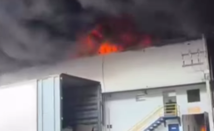 Funcionários fogem enquanto bombeiros combatem fogo em empresa no Distrito Industrial de Maceió relacionadas Funcionários fogem enquanto bombeiros combatem fogo em empresa no Distrito Industrial de Maceió relacionadas