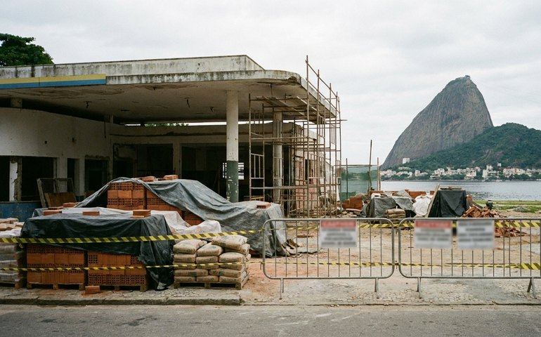 Obra em antigo posto no Aterro do Flamengo é embargada; empresa diz que projeto prevê showroom