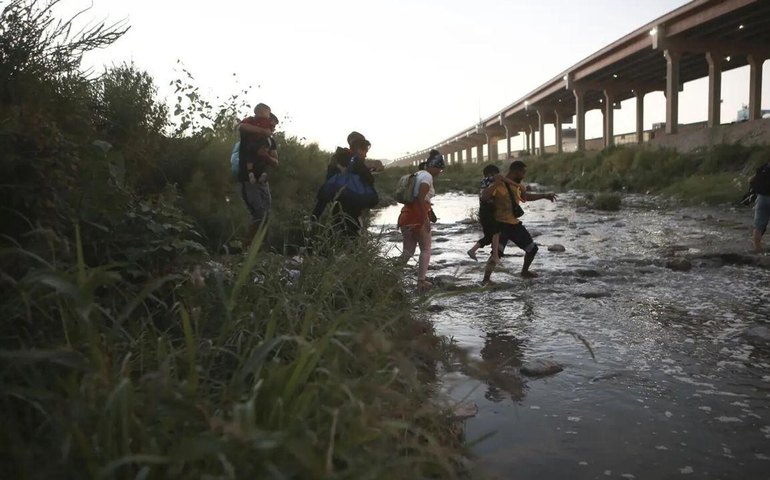 Migração irregular rumo aos EUA cai 85% em 2025, dizem autoridades