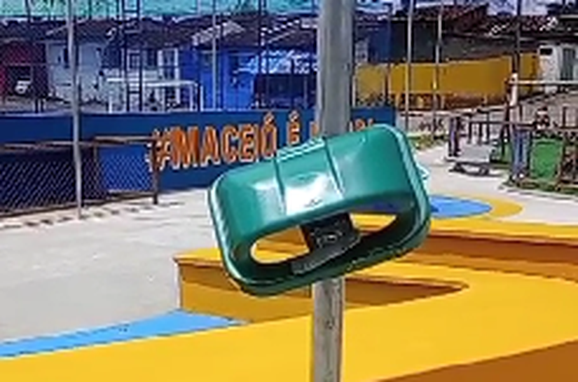 Alurb registra furto de lixeira na Praça do Carminha, no Benedito Bentes