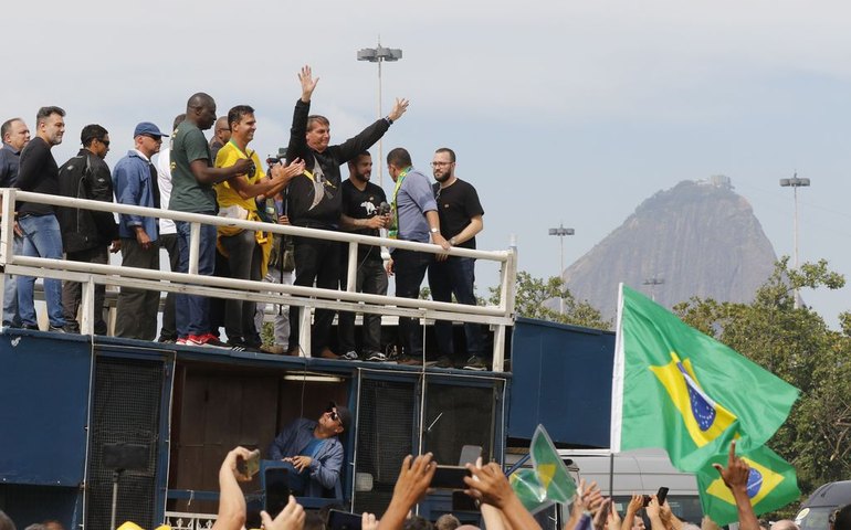 Bolsonaro aglomera milhares de apoiadores e, sem máscara, critica isolamento