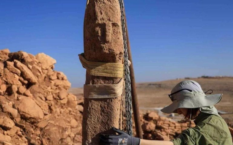 Descoberta inédita na Turquia revela o 1º pilar com rosto humano da Pré-História