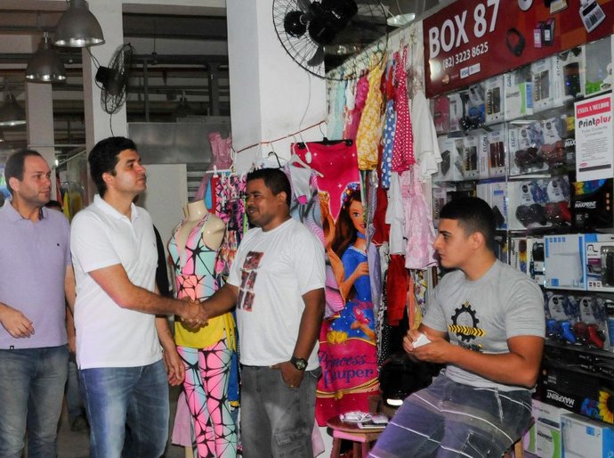 Rui vistoria obras e destaca importância do Shopping Popular