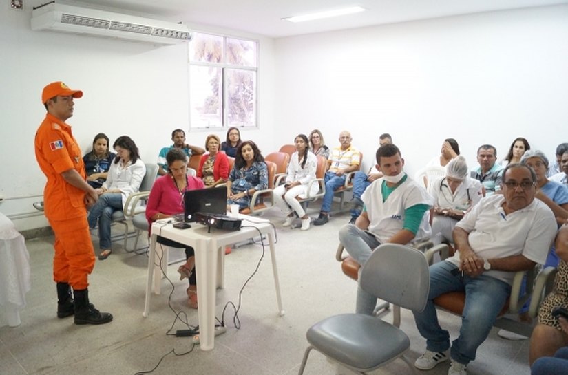 Servidores do HGE são orientados sobre como combater incêndios