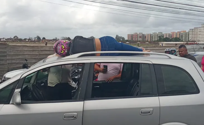 Colisão ocorreu na Avenida Menino Marcelo e deixou trânsito congestionado Colisão ocorreu na Avenida Menino Marcelo e deixou trânsito congestionado