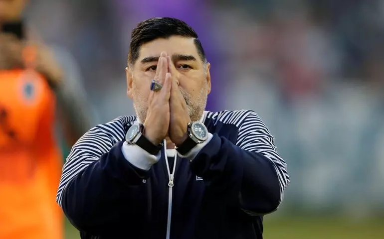 Juíza envolvida em escândalo no julgamento de Maradona renuncia
