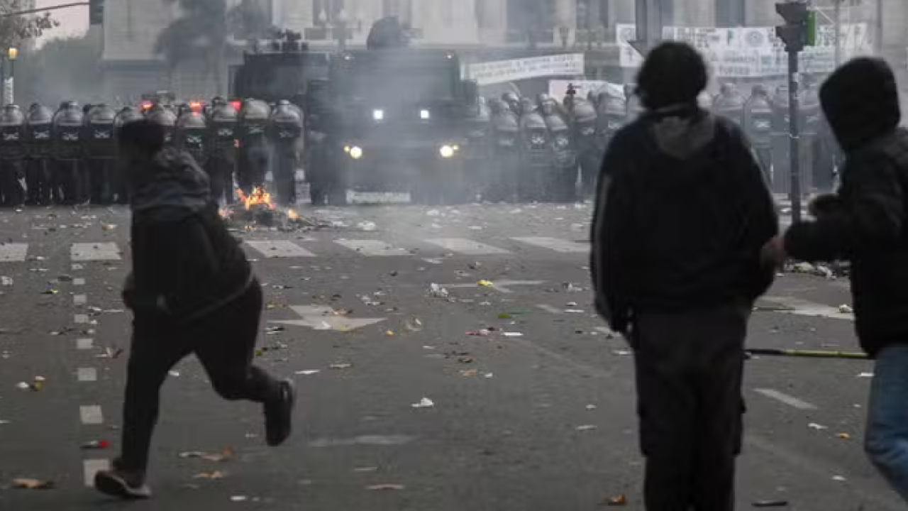 Cinco deputados argentinos são hospitalizados após repressão policial em manifestação contra Lei de Bases