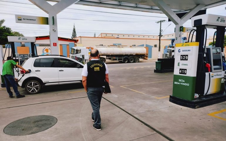 Durante fiscalização, Procon autua 7 postos de combustíveis por aumento indevido