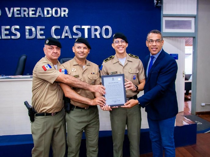 Câmara Municipal homenageia policiais que salvaram criança engasgada