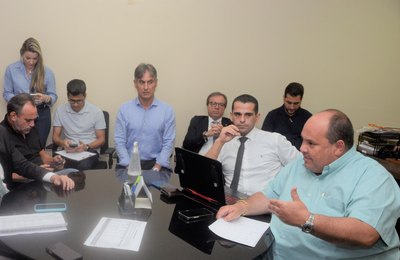 Saúde recebe defensores públicos e reafirma plano para zerar fila de espera de pacientes com câncer