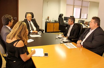 Desembargador Praxedes discute segurança no Judiciário com secretário Lima Júnior
