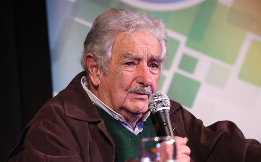 Mujica 'está bem' após radioterapia para tratar câncer de esôfago, diz médica