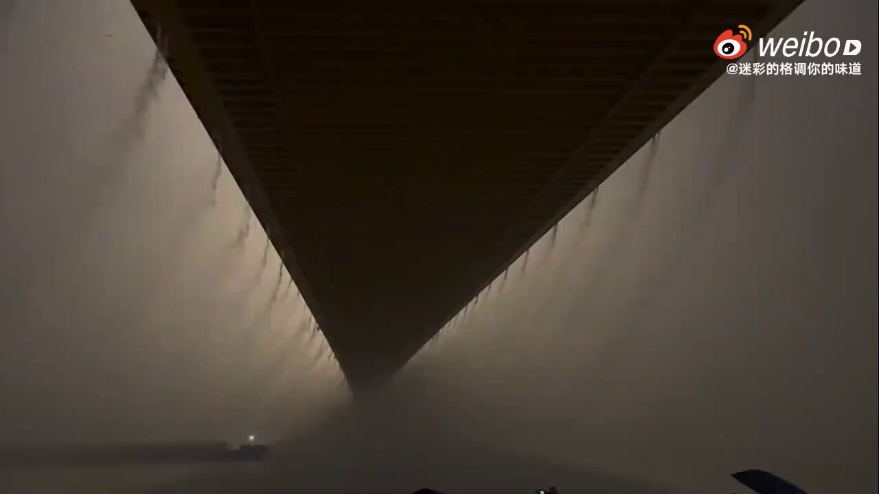 De tempestade a obra de arte: cada vez que chuva atinge a cidade de Wuhan, ponte Yangtze se transforma em catarata