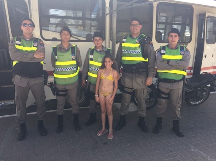 PM /AL encontra criança perdida na praia da Ponta Verde e devolve aos pais