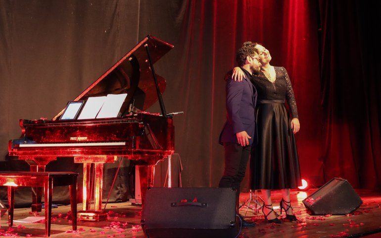 Ana Gal leva o espetáculo Piafiana - Uma Homenagem a Edith Piaf para o palco do Theatro Homerinho