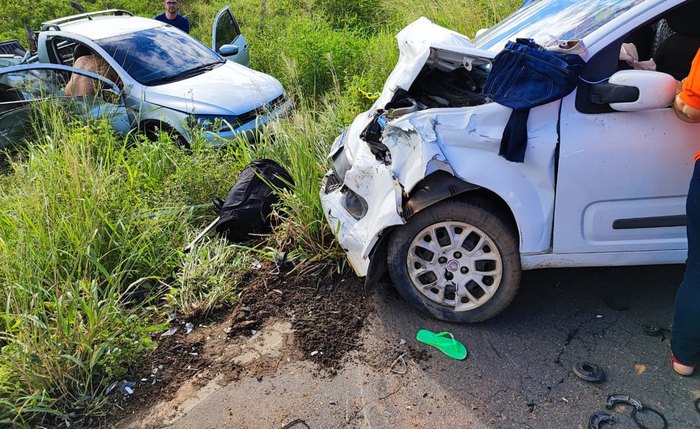 Veículos colidiram e seis pessoas ficaram feridas Veículos colidiram e seis pessoas ficaram feridas