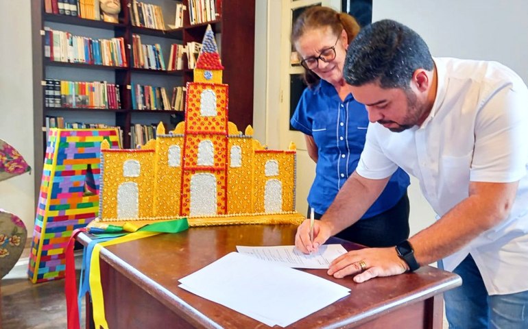 Prefeito de Viçosa faz cessão de boxes do Pavilhão do Artesanato