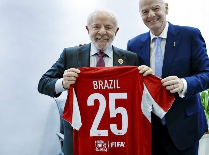 Lula convida presidente da Fifa para conhecer Universidade do Esporte