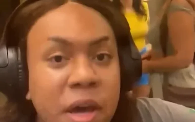 Mulher trans acusa Cássia Kis de impedir uso de banheiro feminino em shopping