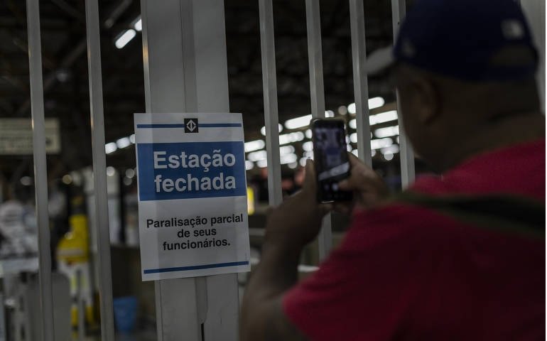 Metrô de SP faz greve e paralisa 4 linhas nesta quinta-feira